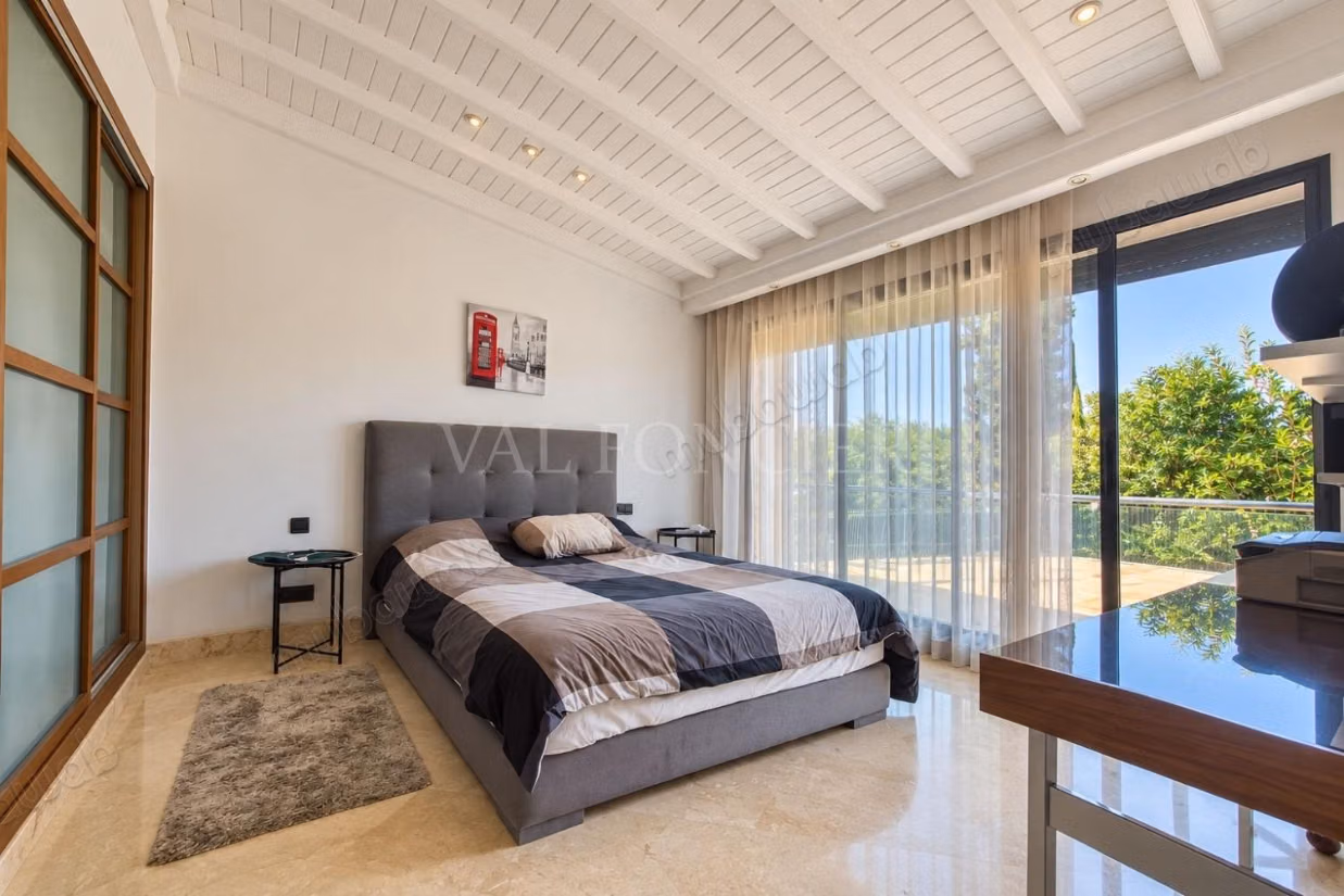 Sale of a modern villa with 4 suites and a pool in Bouskoura, Casablanca