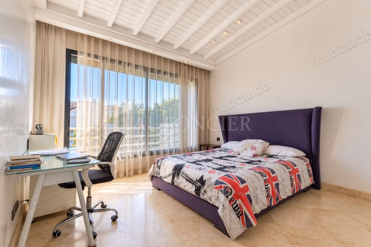 Sale of a modern villa with 4 suites and a pool in Bouskoura, Casablanca