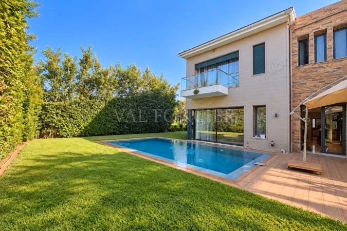 Sale of a modern villa with 4 suites and a pool in Bouskoura, Casablanca