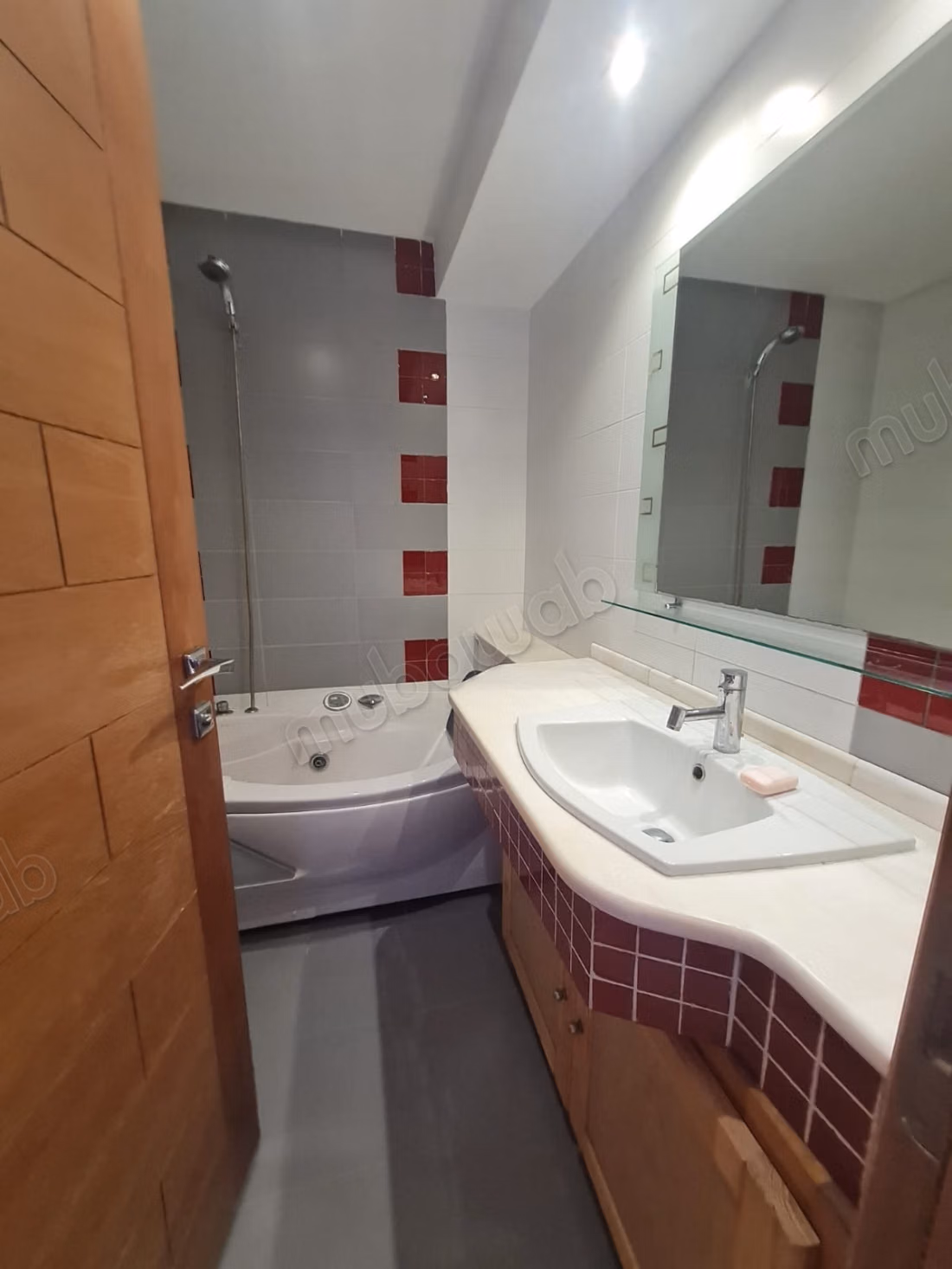 Bel appartement en location à Sidi Daoued. 2 chambres. Double vitrage et chauffage central