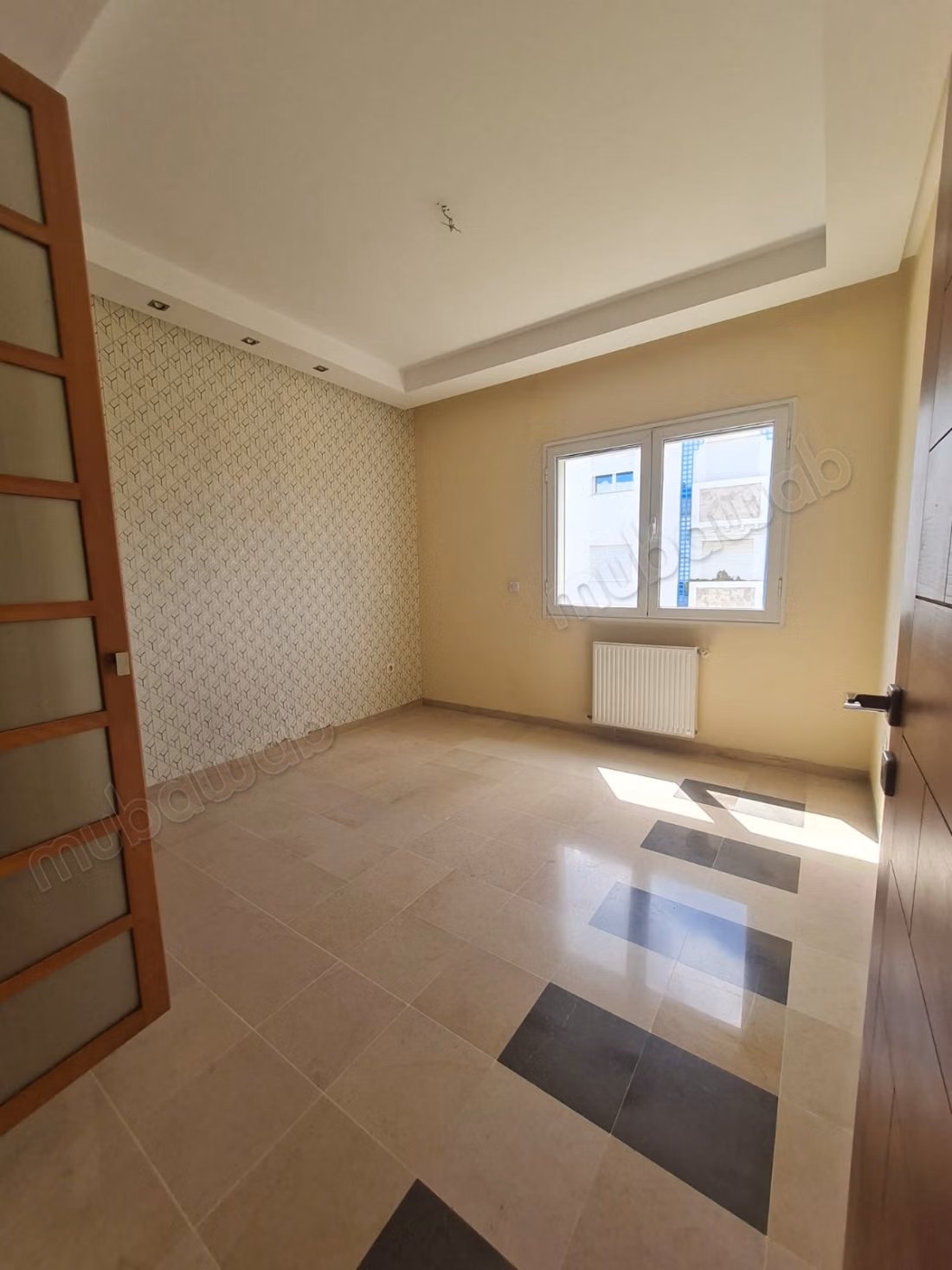 Bel appartement en location à Sidi Daoued. 2 chambres. Double vitrage et chauffage central