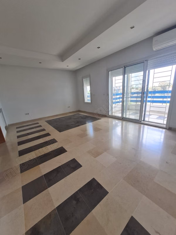 Bel appartement en location à Sidi Daoued. 2 chambres. Double vitrage et chauffage central
