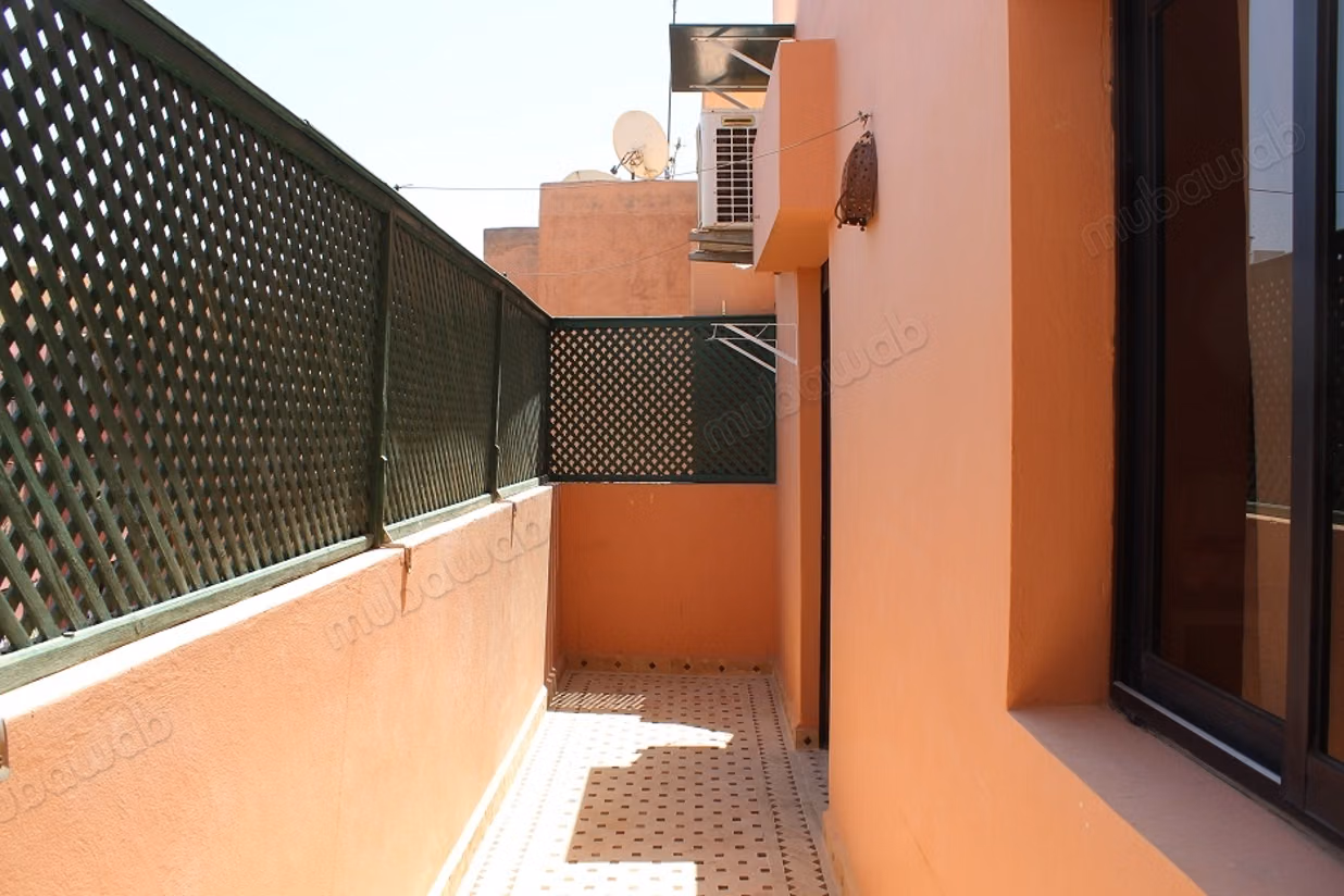 Large studio overlooking the Eden square