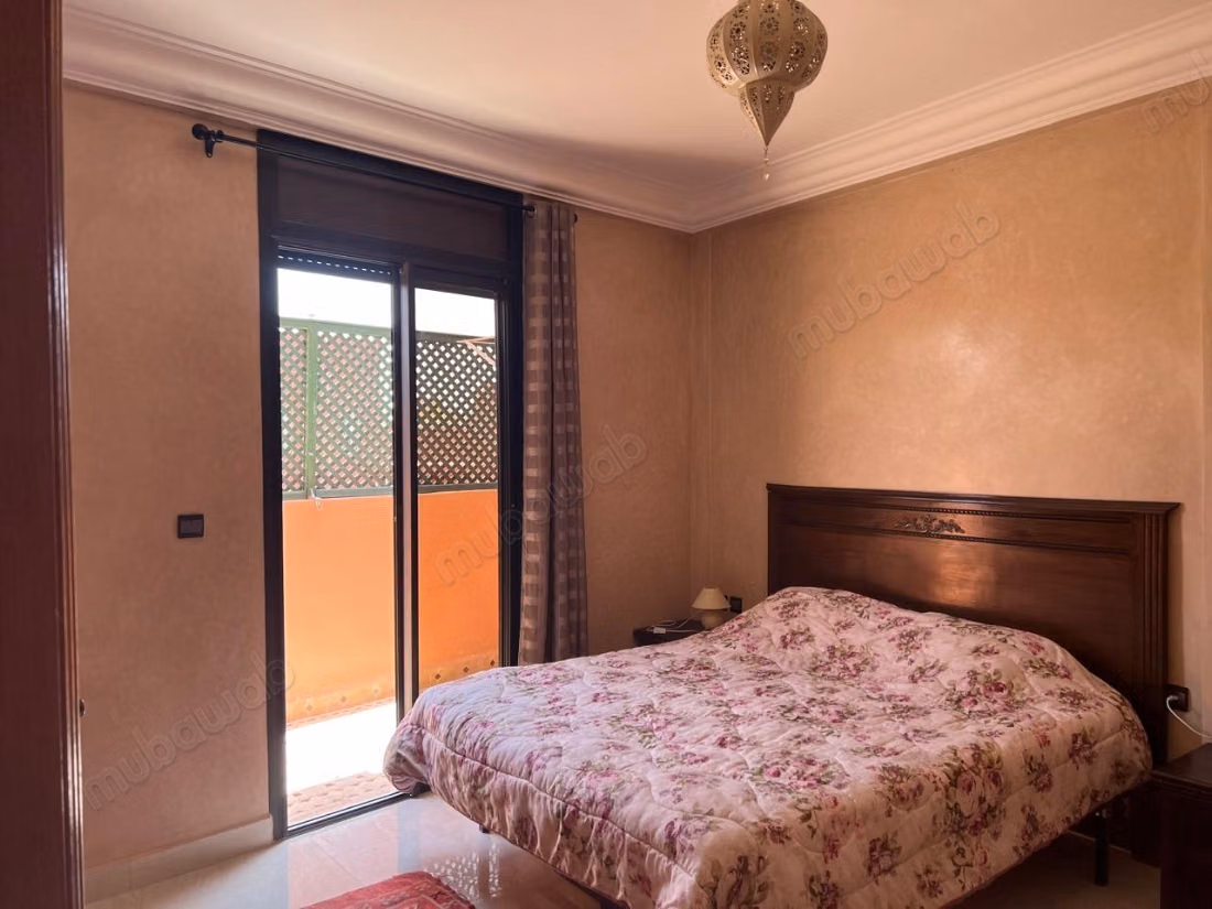 Large studio overlooking the Eden square
