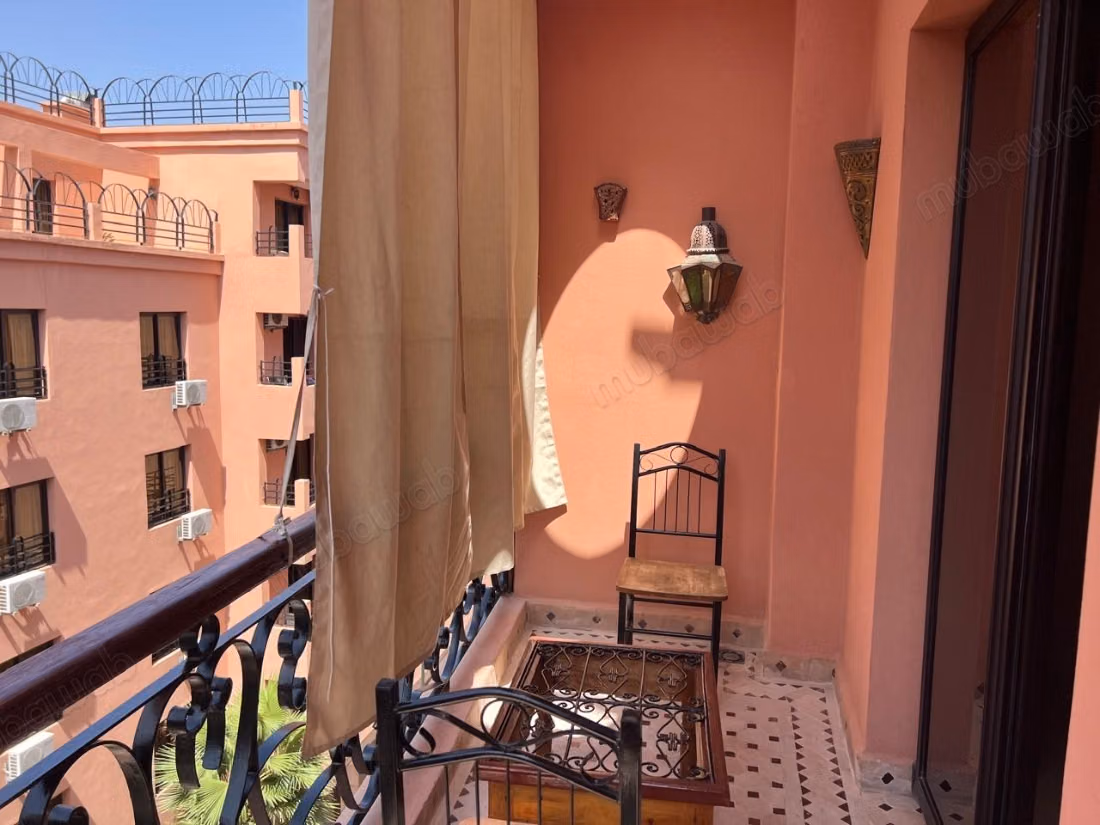 Large studio overlooking the Eden square