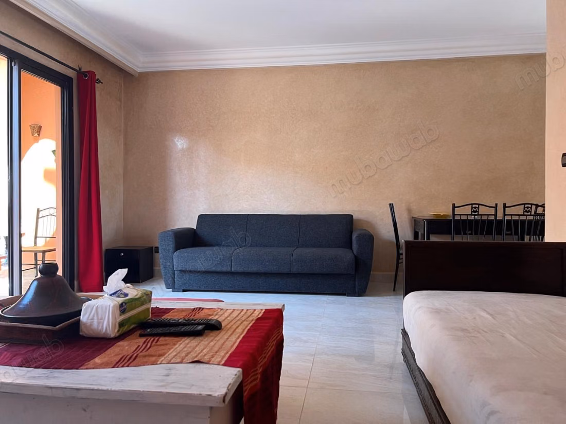 Large studio overlooking the Eden square