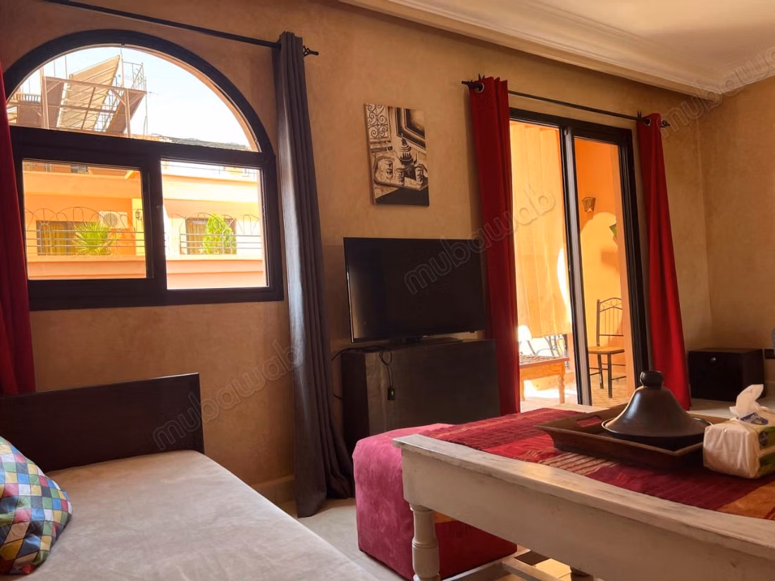 Large studio overlooking the Eden square
