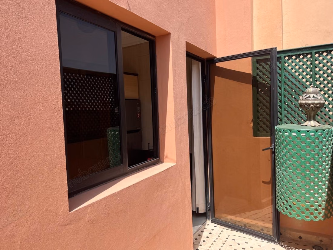 Large studio overlooking the Eden square