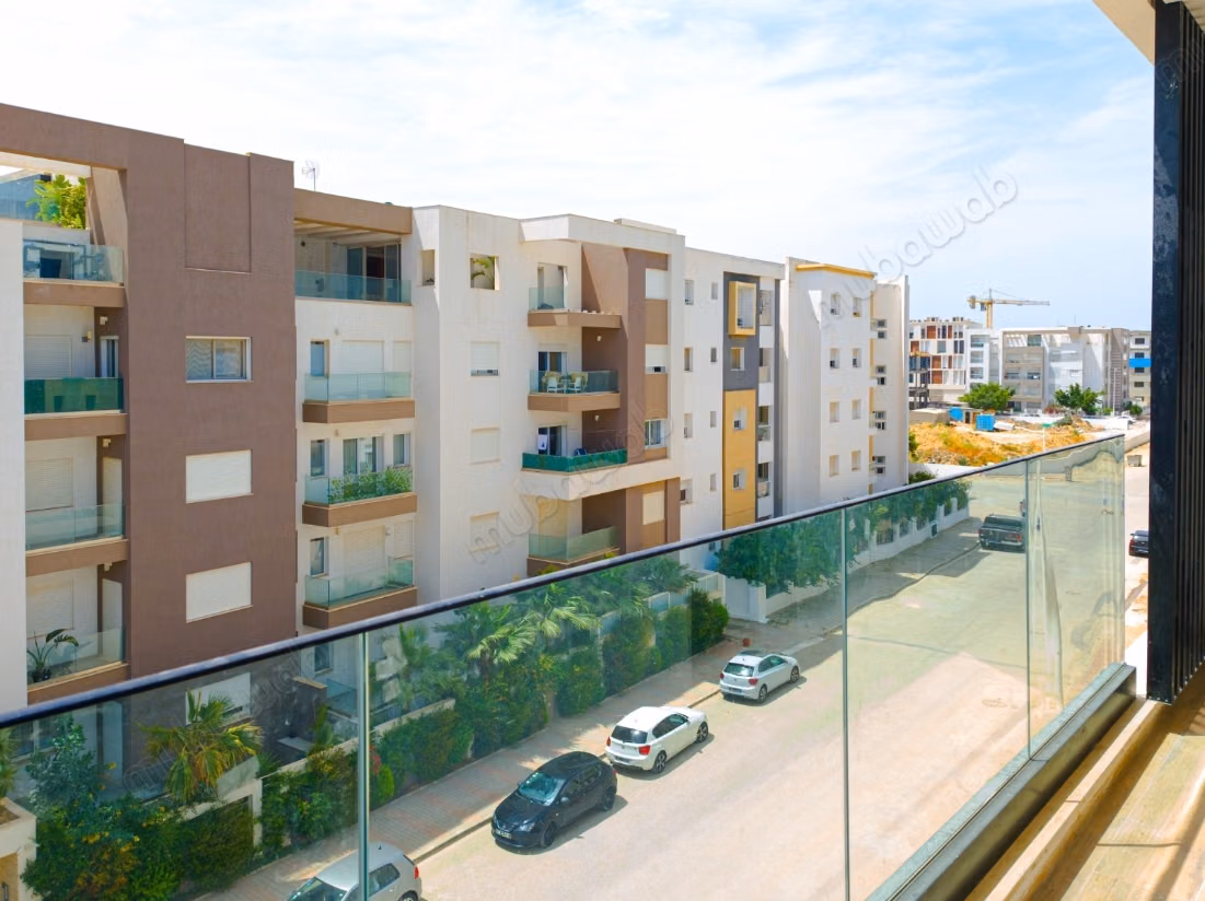 Local commercial à l'achat à Ain Zaghouan Nord. Surface de 85 m²