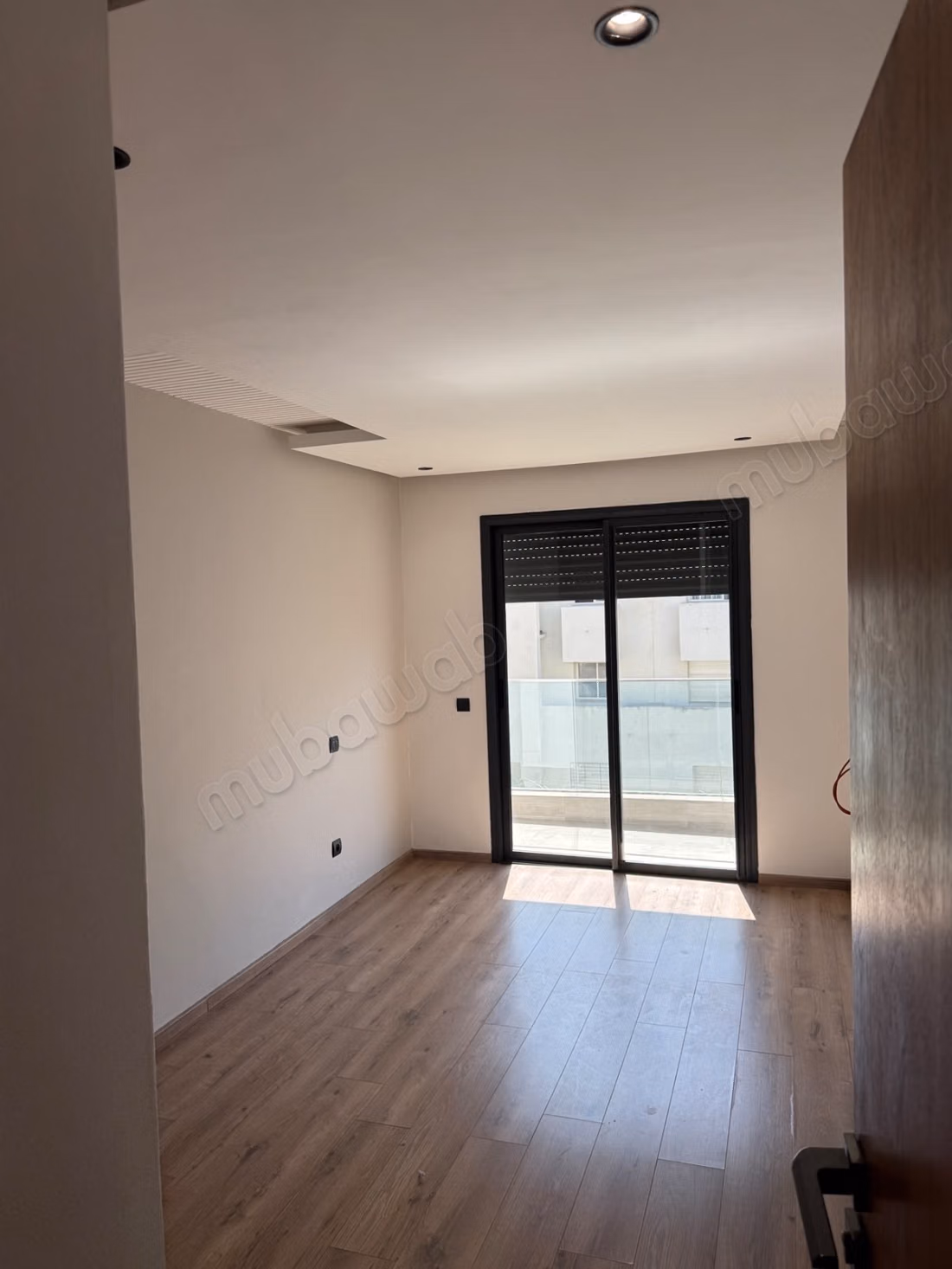 Beautiful apartment for rent in Bourgogne Ouest. 1 beautiful bedroom. Elevator and terrace