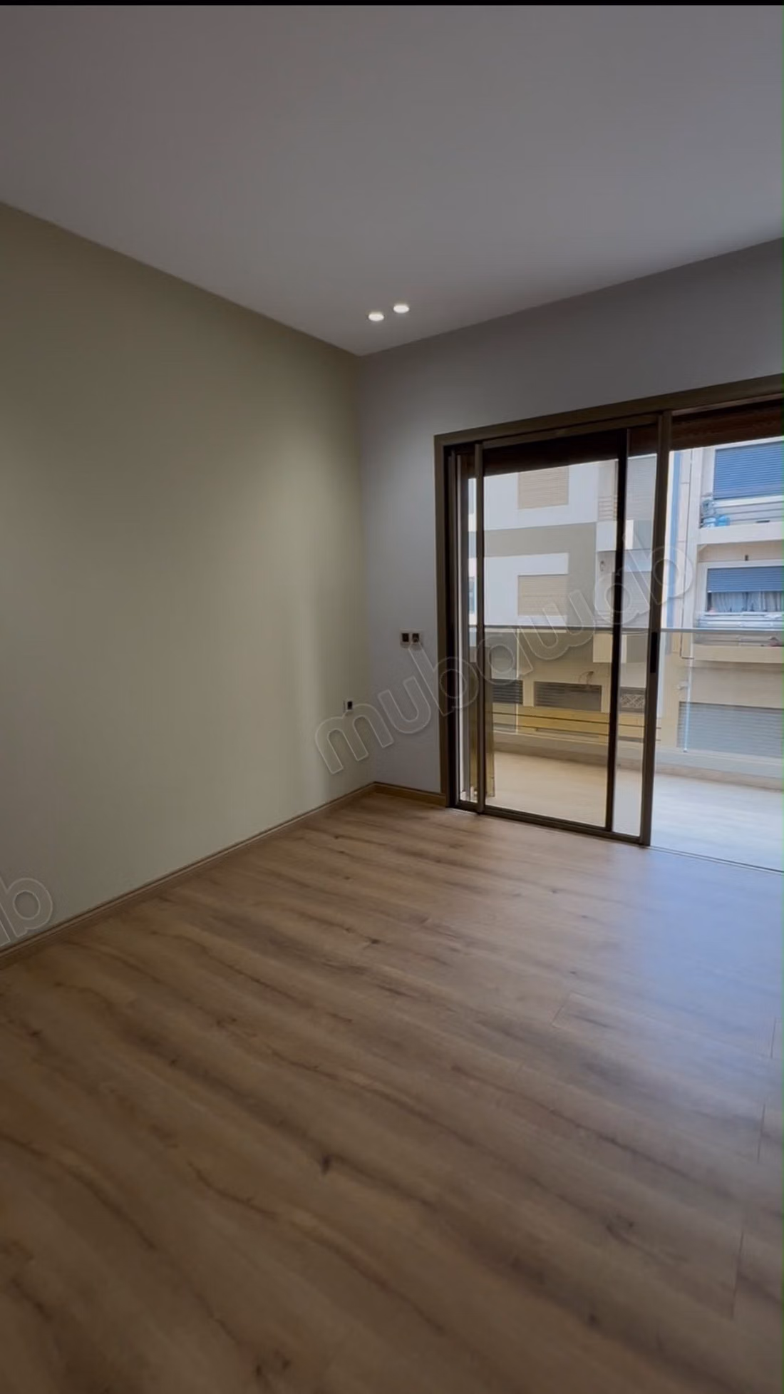 Apartment for sale in Dar Bouazza. 3 bedrooms. Security door and satellite dish