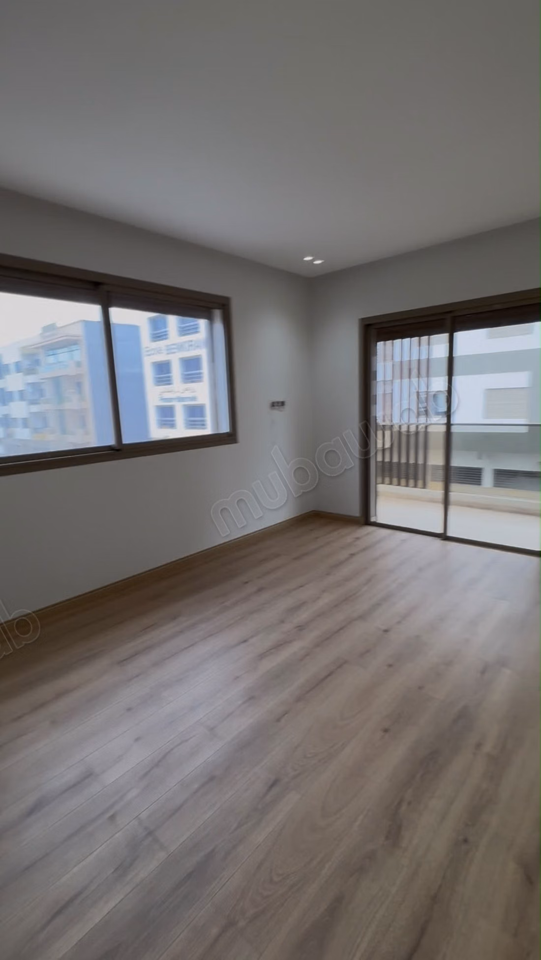 Apartment for sale in Dar Bouazza. 3 bedrooms. Security door and satellite dish