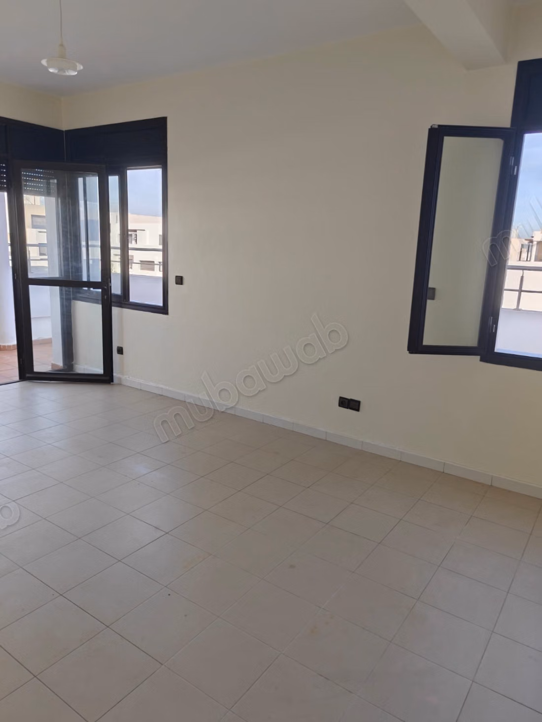 شقة دوبلكس رائعة مضيئة بمساحة 205 متر مربع بدون جيران