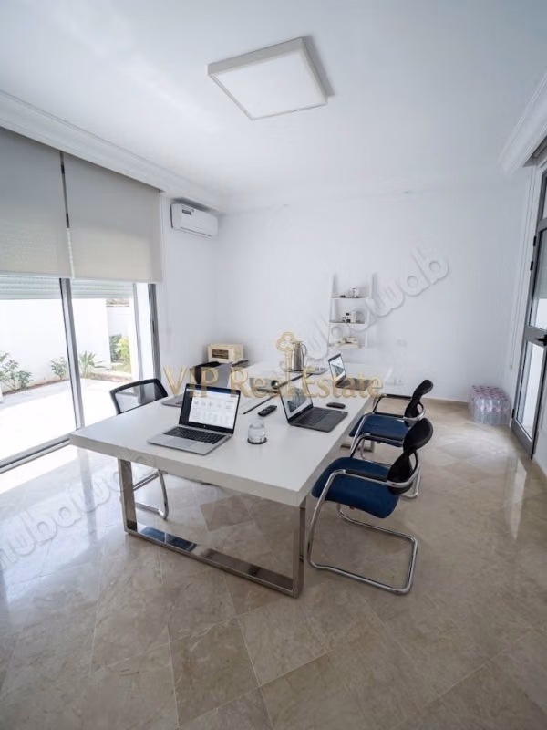 An H4 office at the shores of Lake 2