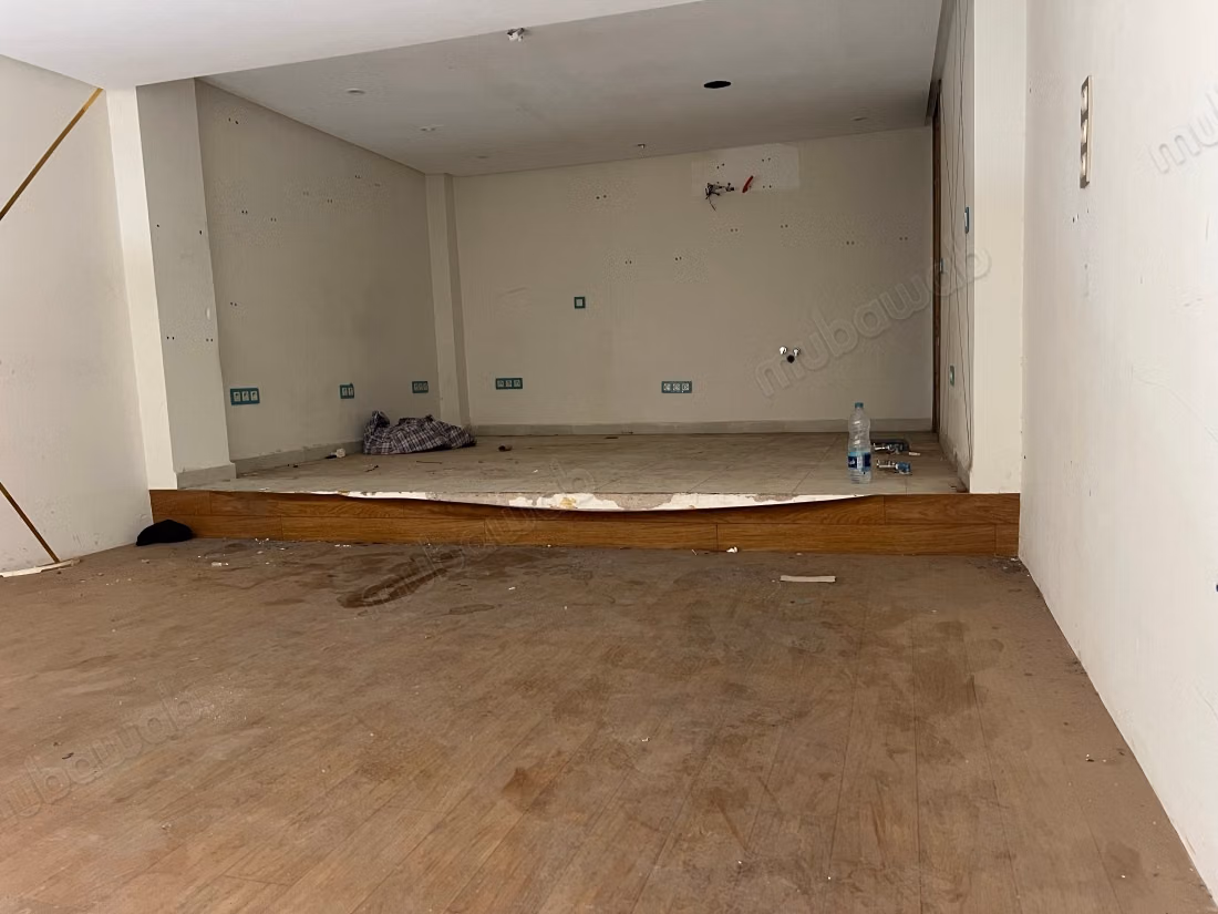 Beau local commercial en location à Route de Safi.
Surface de 80 m².
Résidence avec concierge