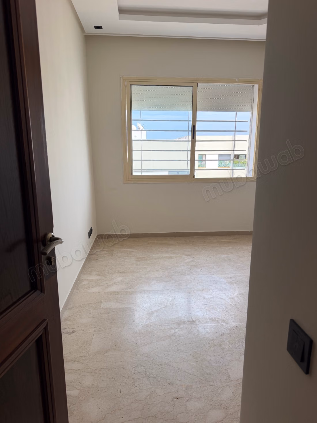 Appartement à louer à Anfa. 
3 chambres agréables. 
Salon Marocain et antenne parabolique