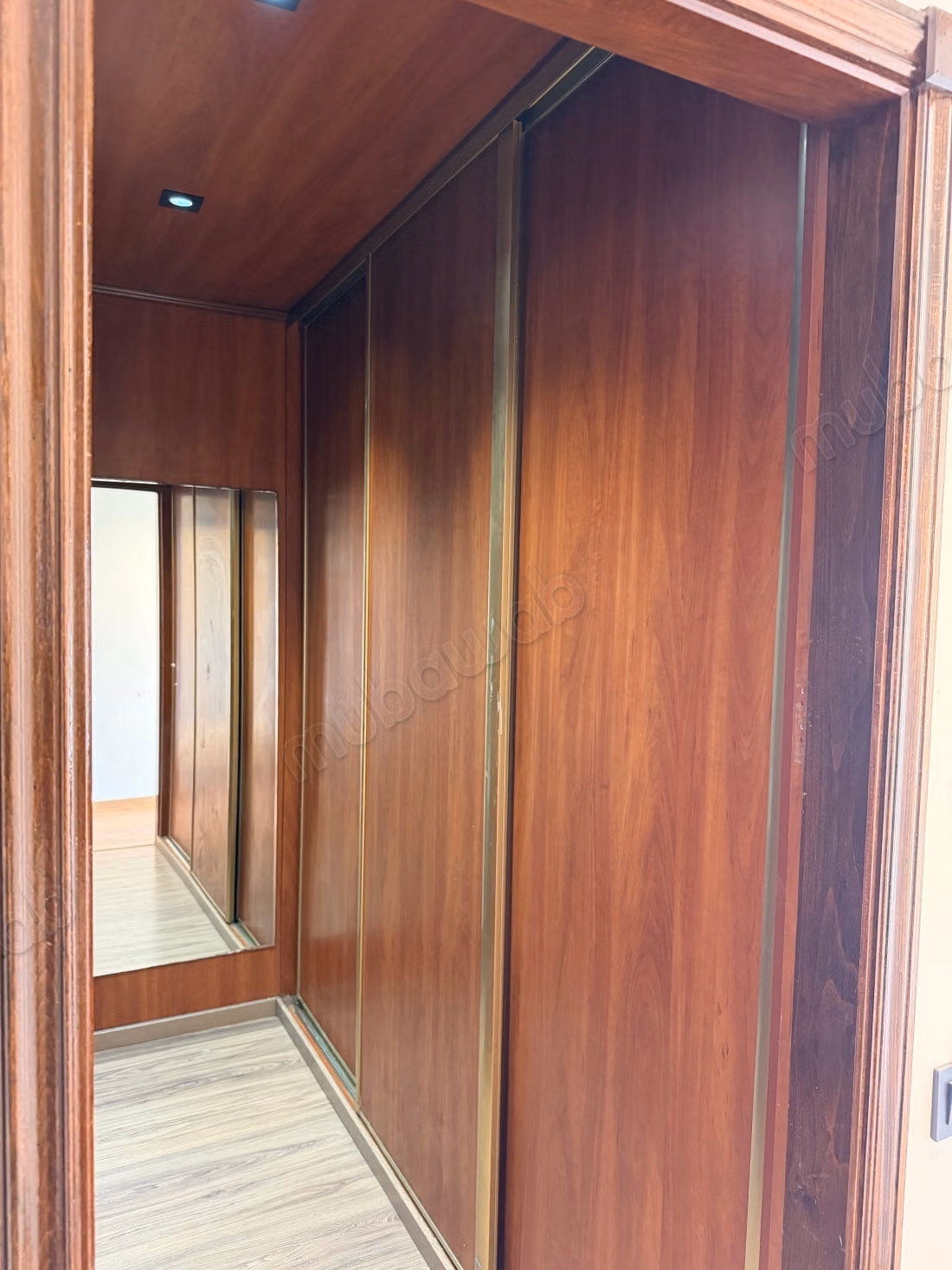 Appartement à louer à Anfa. 
3 chambres agréables. 
Salon Marocain et antenne parabolique