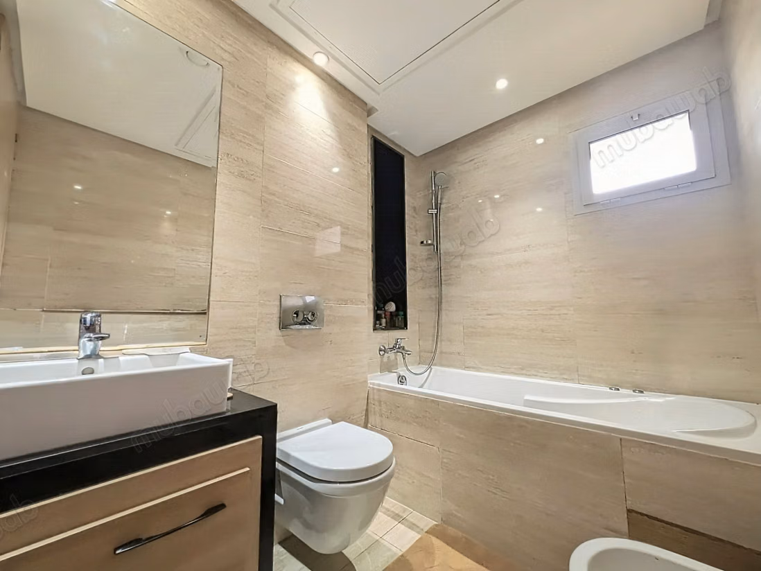Appartement te koop in Bouskoura. Totale oppervlakte 100 m². Conciërgeservice beschikbaar, airconditioningsysteem.