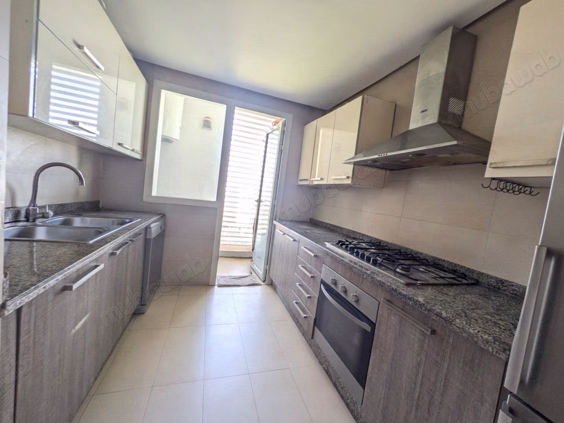 Appartement te koop in Bouskoura. Totale oppervlakte 100 m². Conciërgeservice beschikbaar, airconditioningsysteem.