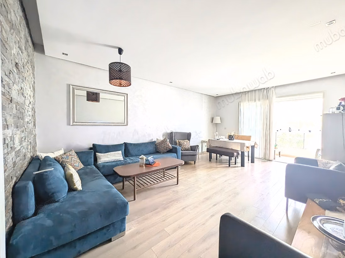 Appartement te koop in Bouskoura. Totale oppervlakte 100 m². Conciërgeservice beschikbaar, airconditioningsysteem.