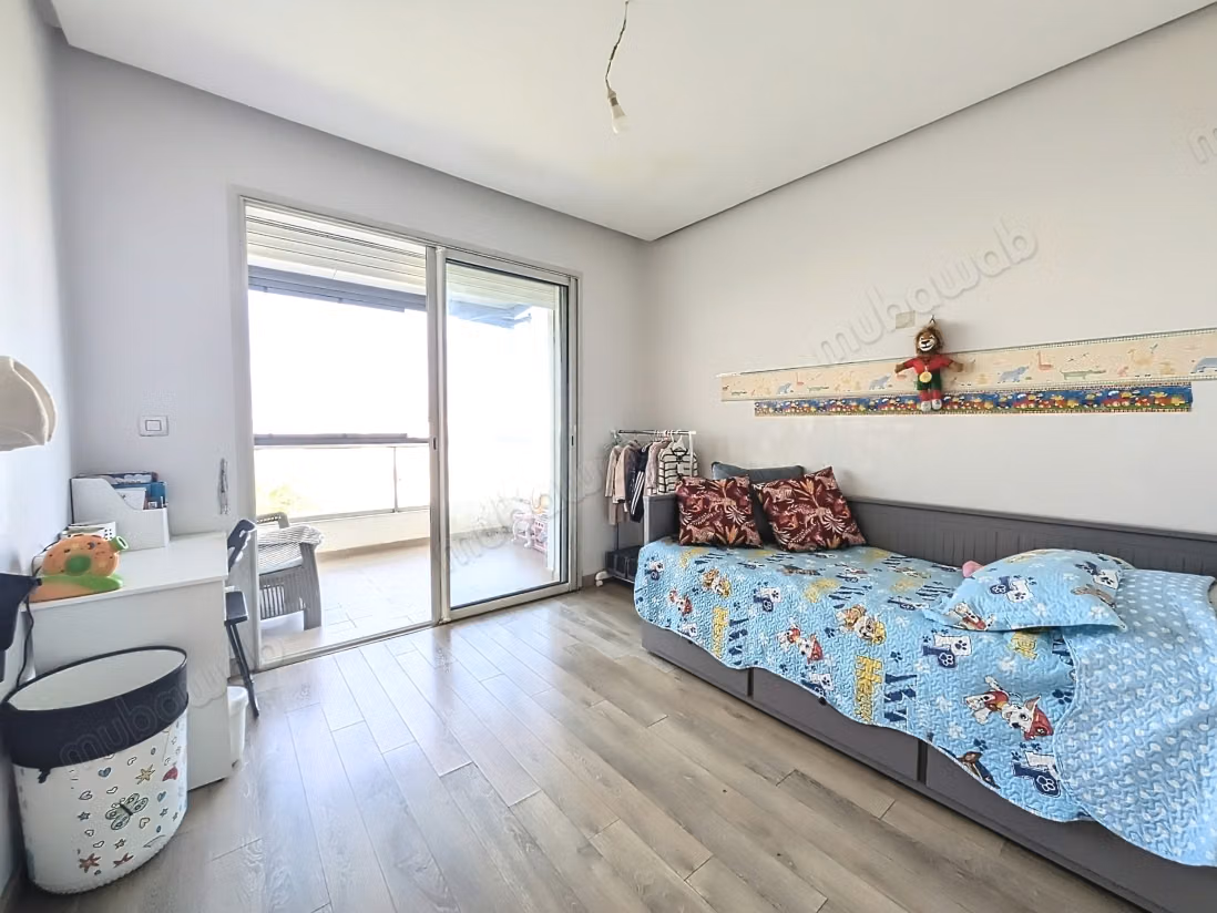 Appartement te koop in Bouskoura. Totale oppervlakte 100 m². Conciërgeservice beschikbaar, airconditioningsysteem.