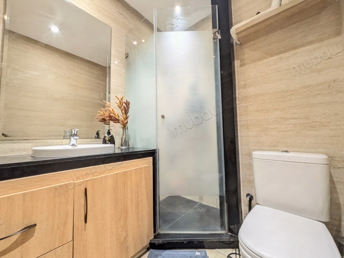 Appartement te koop in Bouskoura. Totale oppervlakte 100 m². Conciërgeservice beschikbaar, airconditioningsysteem.