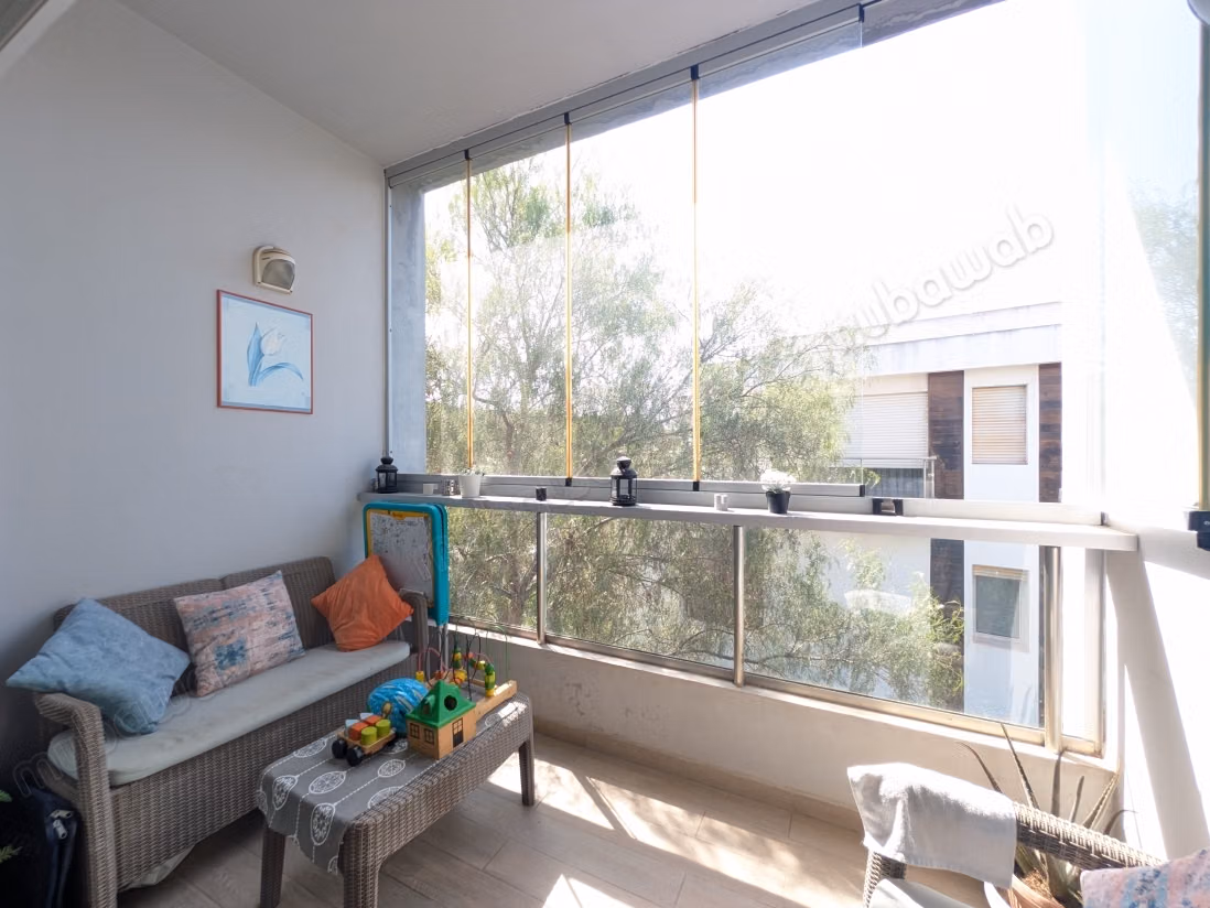 Appartement te koop in Bouskoura. Totale oppervlakte 100 m². Conciërgeservice beschikbaar, airconditioningsysteem.