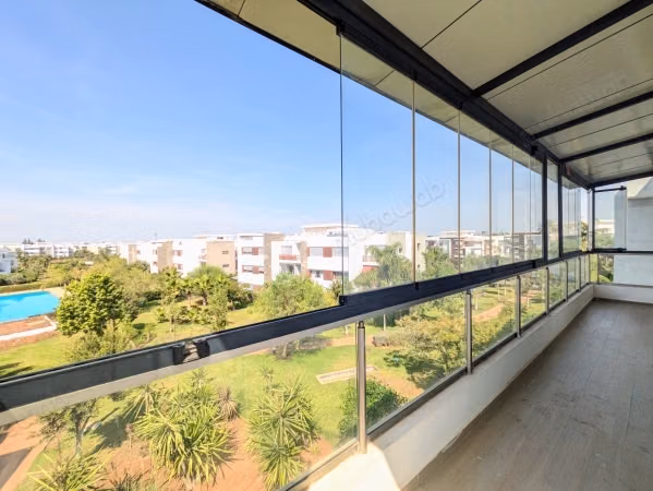 Appartement te koop in Bouskoura. Totale oppervlakte 100 m². Conciërgeservice beschikbaar, airconditioningsysteem.