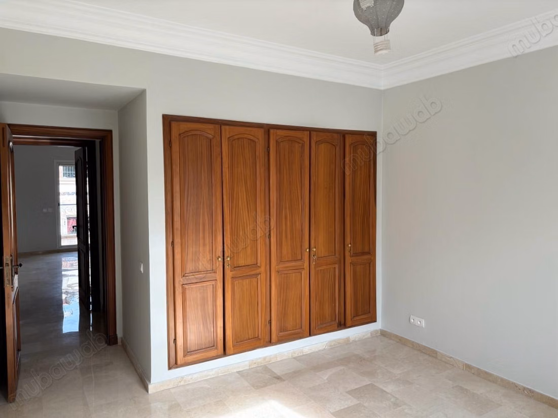 Appartement à louer à Racine. 
3 chambres agréables. 
Parking et ascenseur