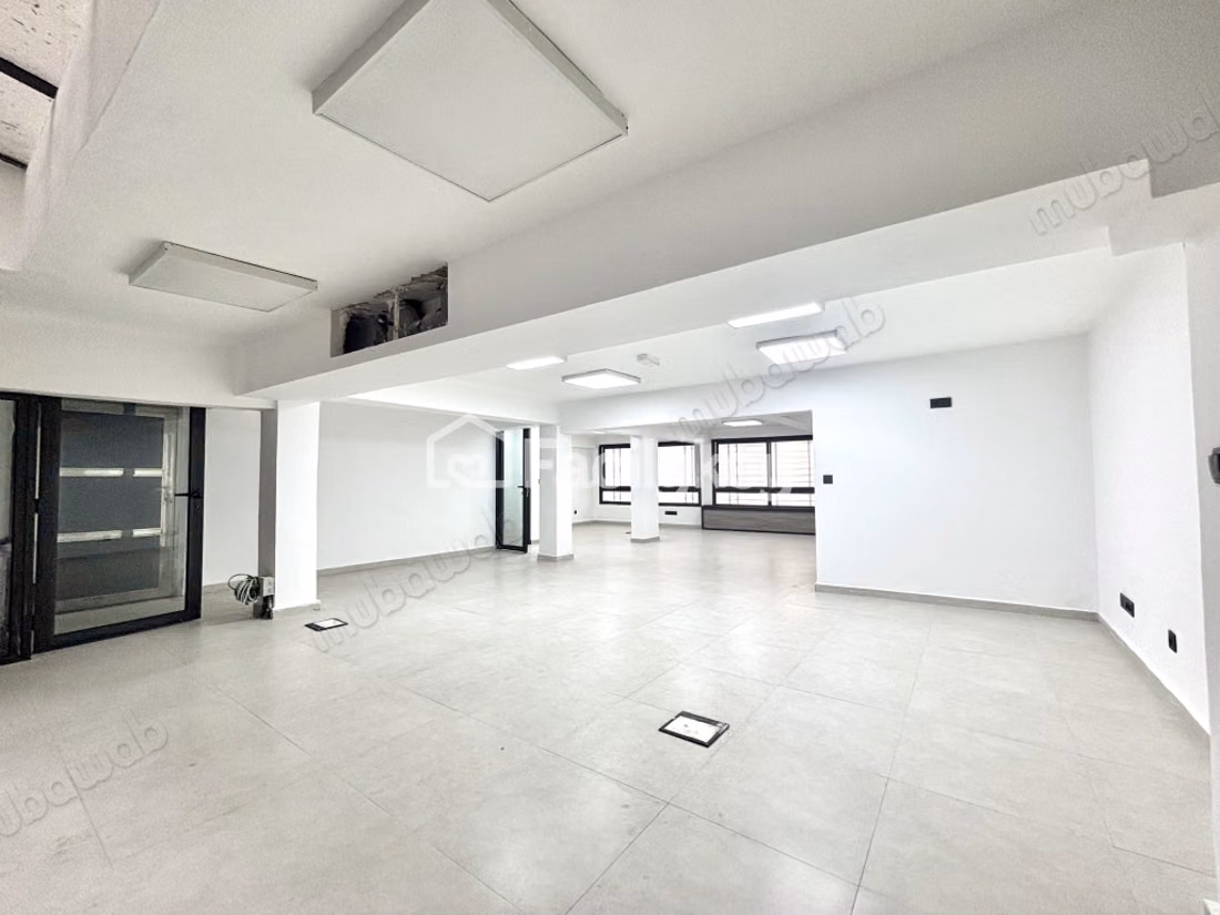 Local commercial de 420 m² à Casablanca