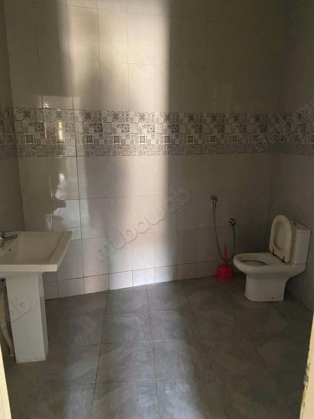 House for sale in Sidi Abdelhamid. 4 comfortable rooms. Bulletproof door