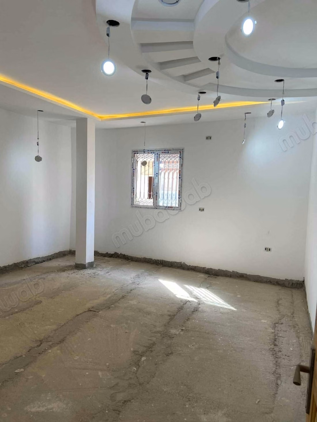 House for sale in Sidi Abdelhamid. 4 comfortable rooms. Bulletproof door