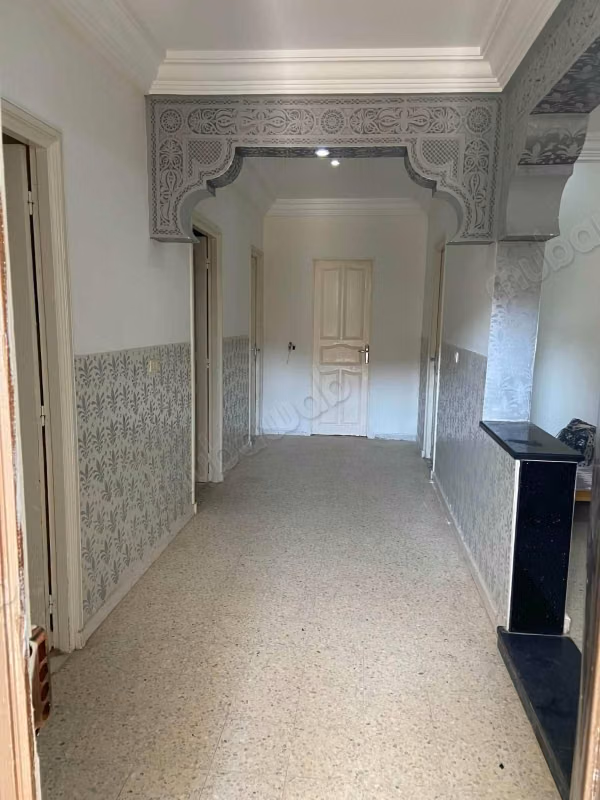 Vendita di una casa a Sidi Abdelhamid. 4 camere confortevoli. Porta blindata