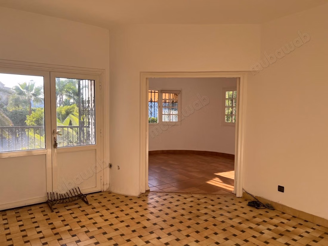 High-end villa for rent in Bourgogne Ouest. Area 500 m²