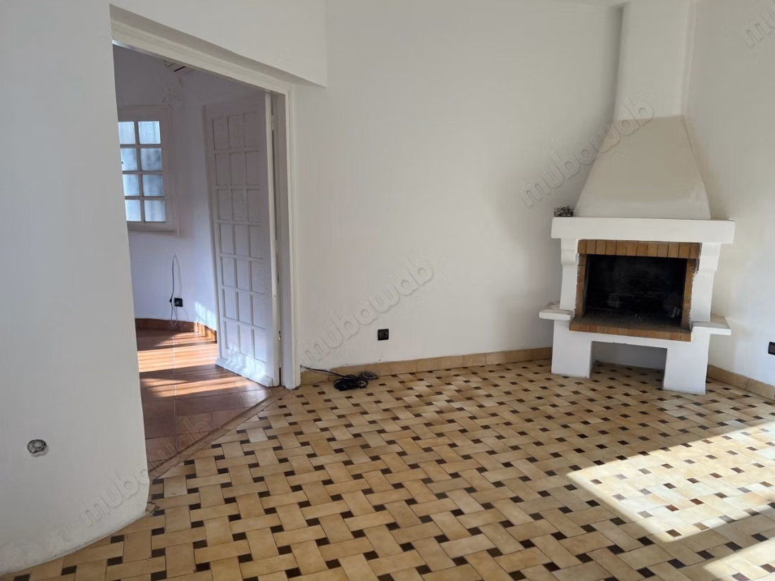 High-end villa for rent in Bourgogne Ouest. Area 500 m²