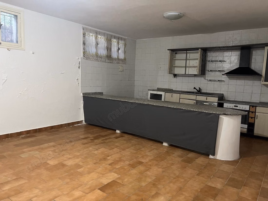 High-end villa for rent in Bourgogne Ouest. Area 500 m²