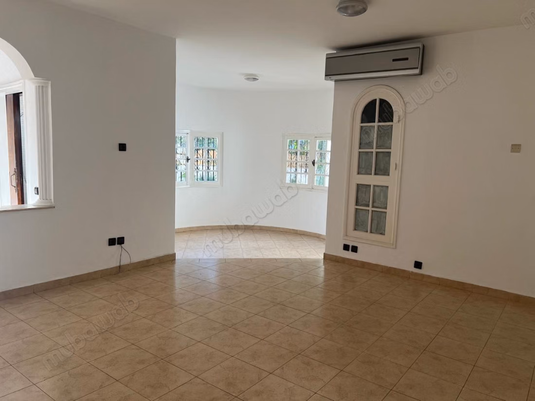 High-end villa for rent in Bourgogne Ouest. Area 500 m²