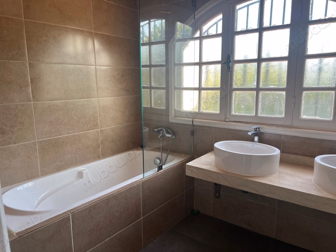 High-end villa for rent in Bourgogne Ouest. Area 500 m²