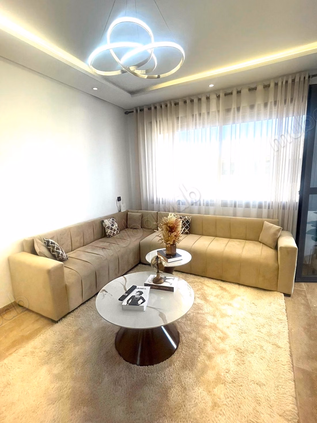Superbe appartement à louer à Dar Bouazza. 
3 grandes pièces