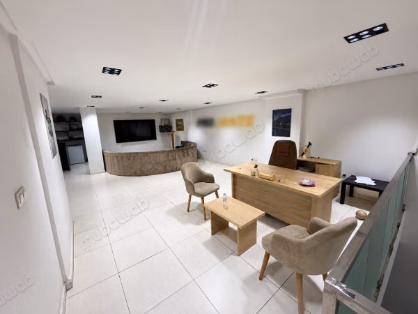 Commerciële ruimte te koop in Roches Noires. Totale oppervlakte 220 m². Centrale verwarming