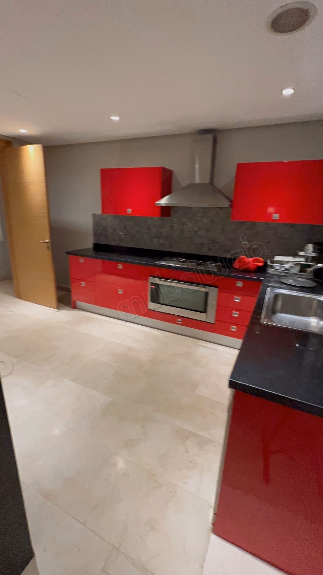 Location villa de haut standing à Ville Verte.
Superficie 1100 m².
Antenne parabolique et sécurité