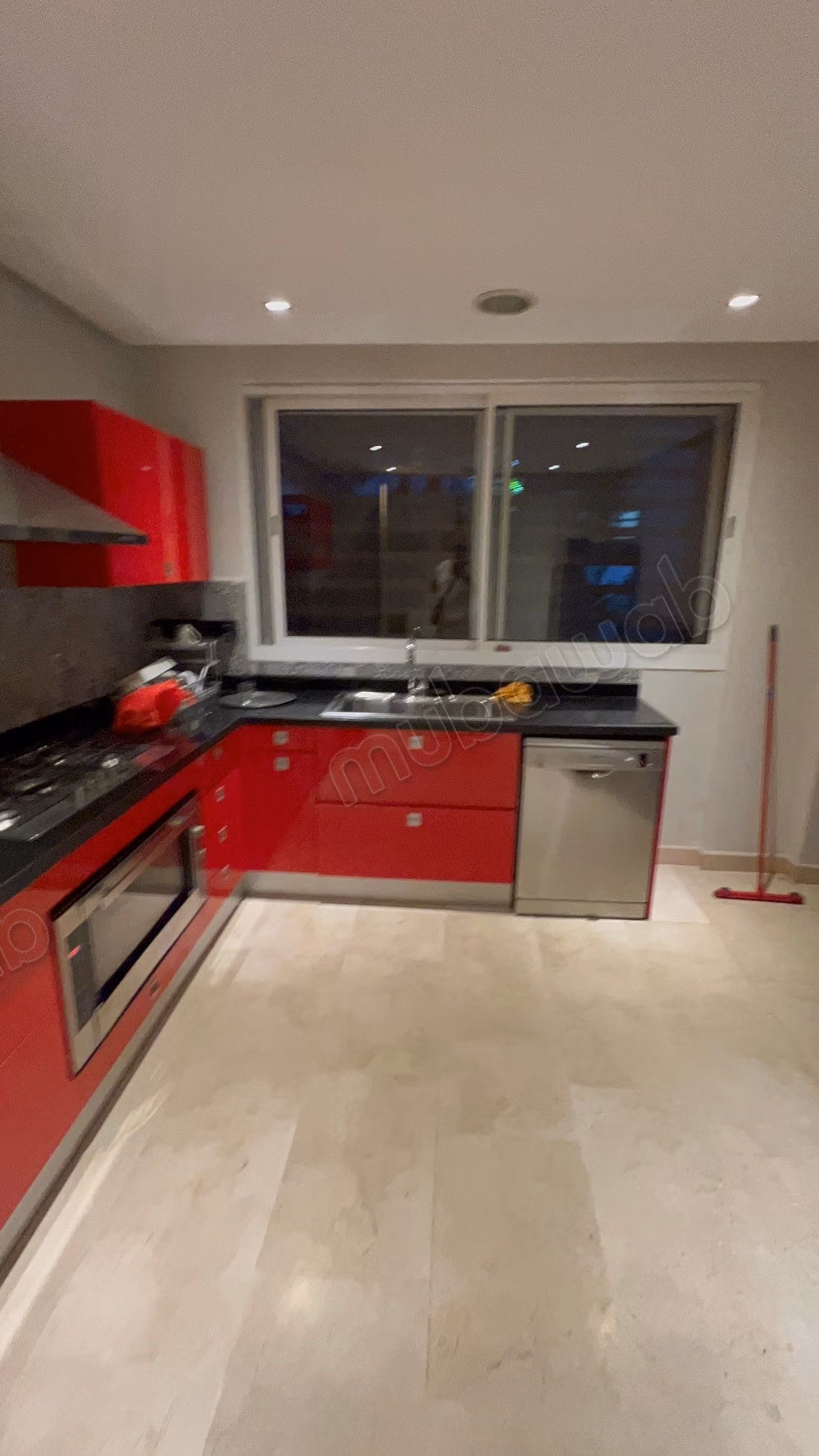 Location villa de haut standing à Ville Verte.
Superficie 1100 m².
Antenne parabolique et sécurité