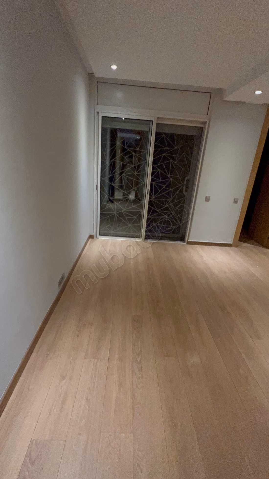 Location villa de haut standing à Ville Verte.
Superficie 1100 m².
Antenne parabolique et sécurité