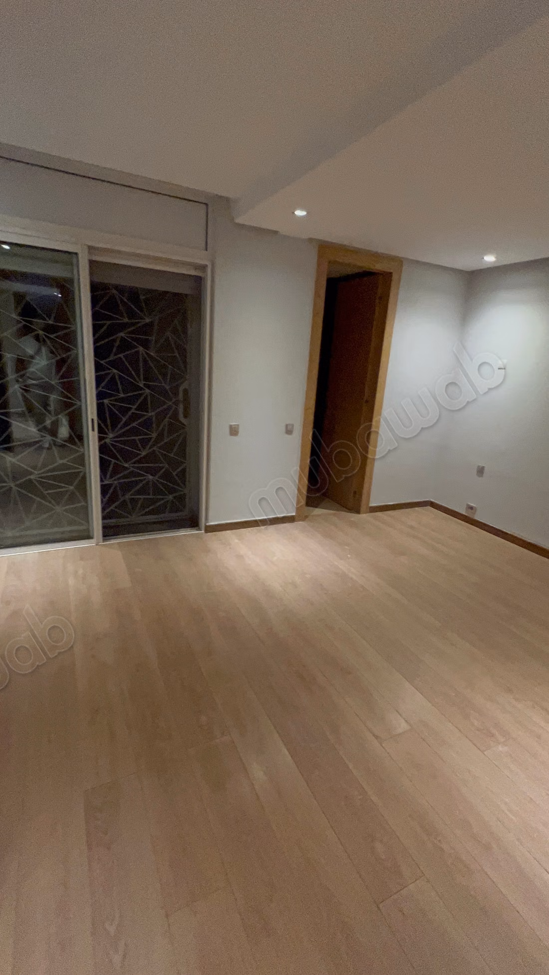 Location villa de haut standing à Ville Verte.
Superficie 1100 m².
Antenne parabolique et sécurité