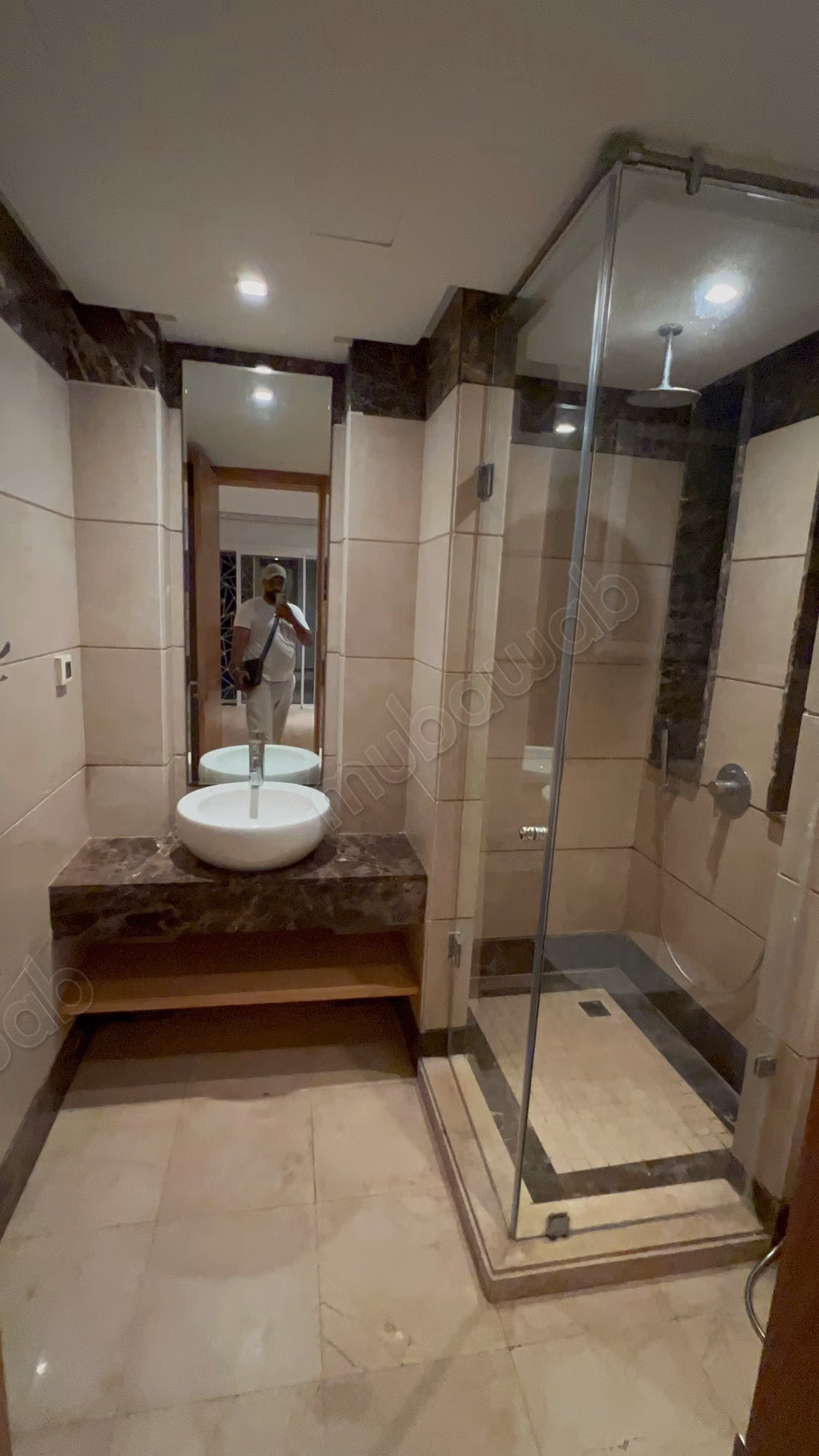 Location villa de haut standing à Ville Verte.
Superficie 1100 m².
Antenne parabolique et sécurité