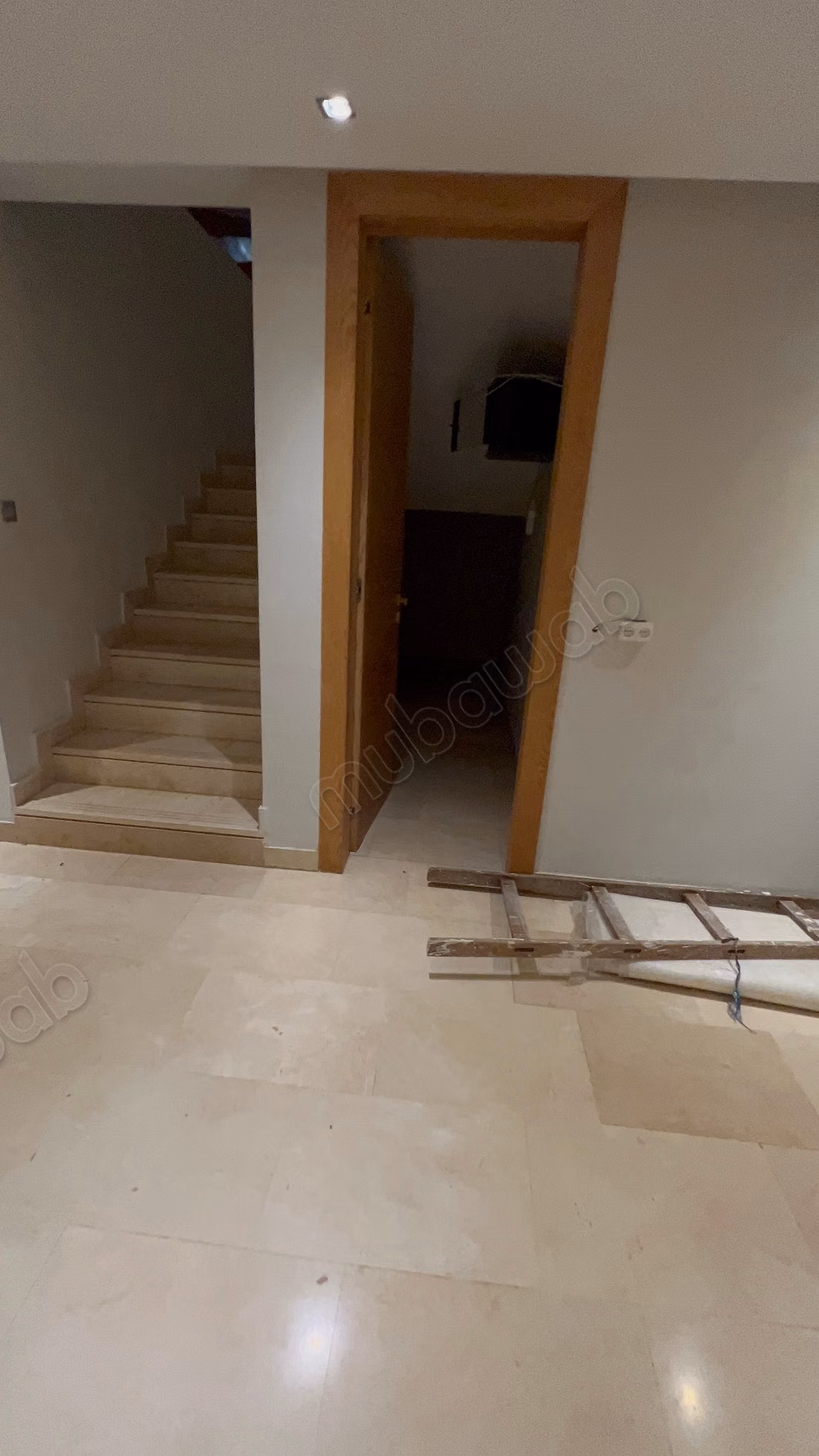 Location villa de haut standing à Ville Verte.
Superficie 1100 m².
Antenne parabolique et sécurité