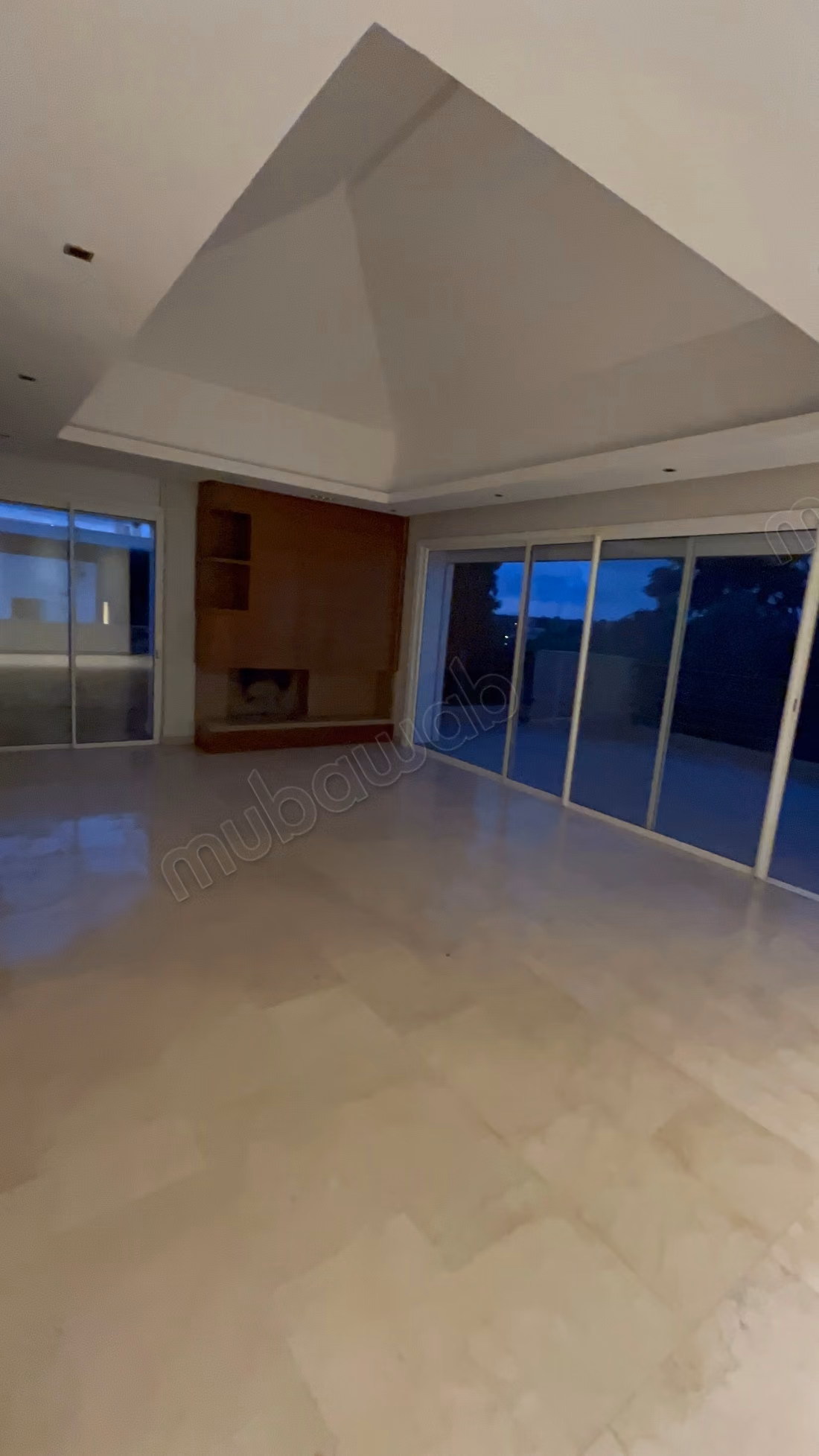 Location villa de haut standing à Ville Verte.
Superficie 1100 m².
Antenne parabolique et sécurité