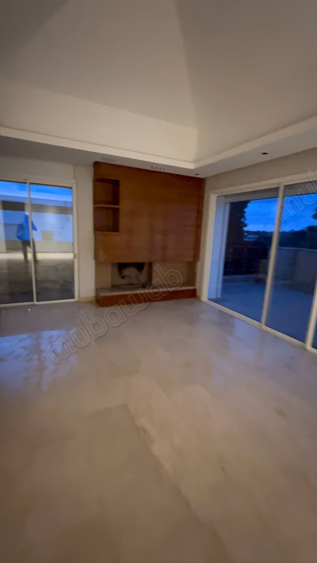 Location villa de haut standing à Ville Verte.
Superficie 1100 m².
Antenne parabolique et sécurité