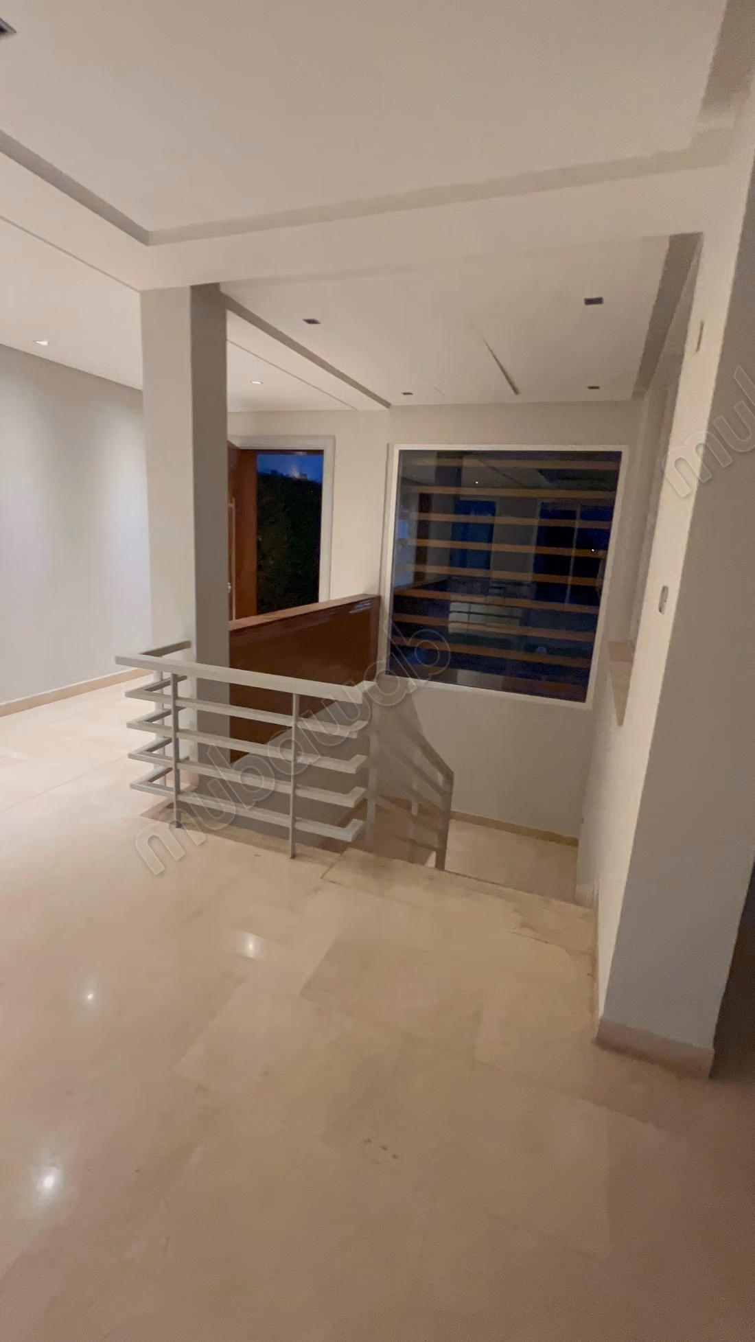 Location villa de haut standing à Ville Verte.
Superficie 1100 m².
Antenne parabolique et sécurité