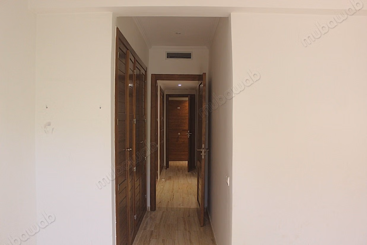 ثلاث غرف للإيجار فارغة مع حديقة